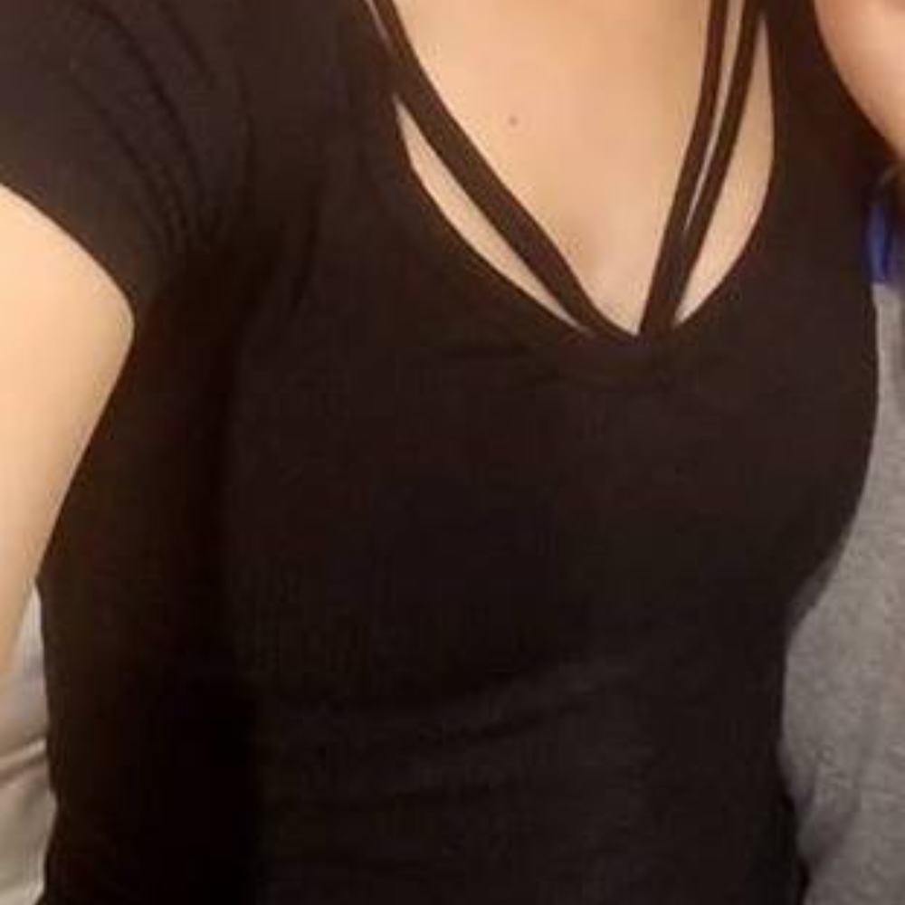 Hollister ribbed v neck tee with neckline detail